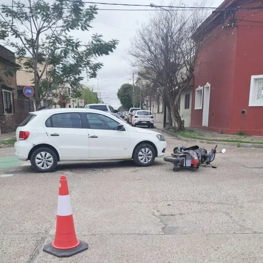 Una motociclista hospitalizada tras colisionar con un automóvil