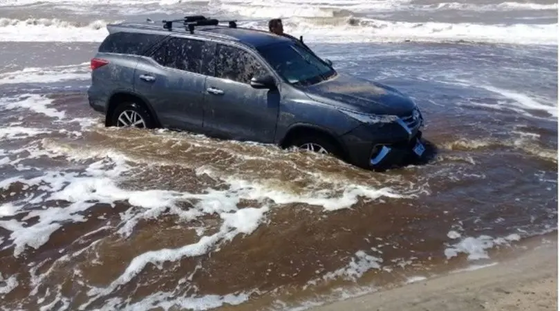Fue a la playa, subió la marea y su camioneta quedó bajo el agua