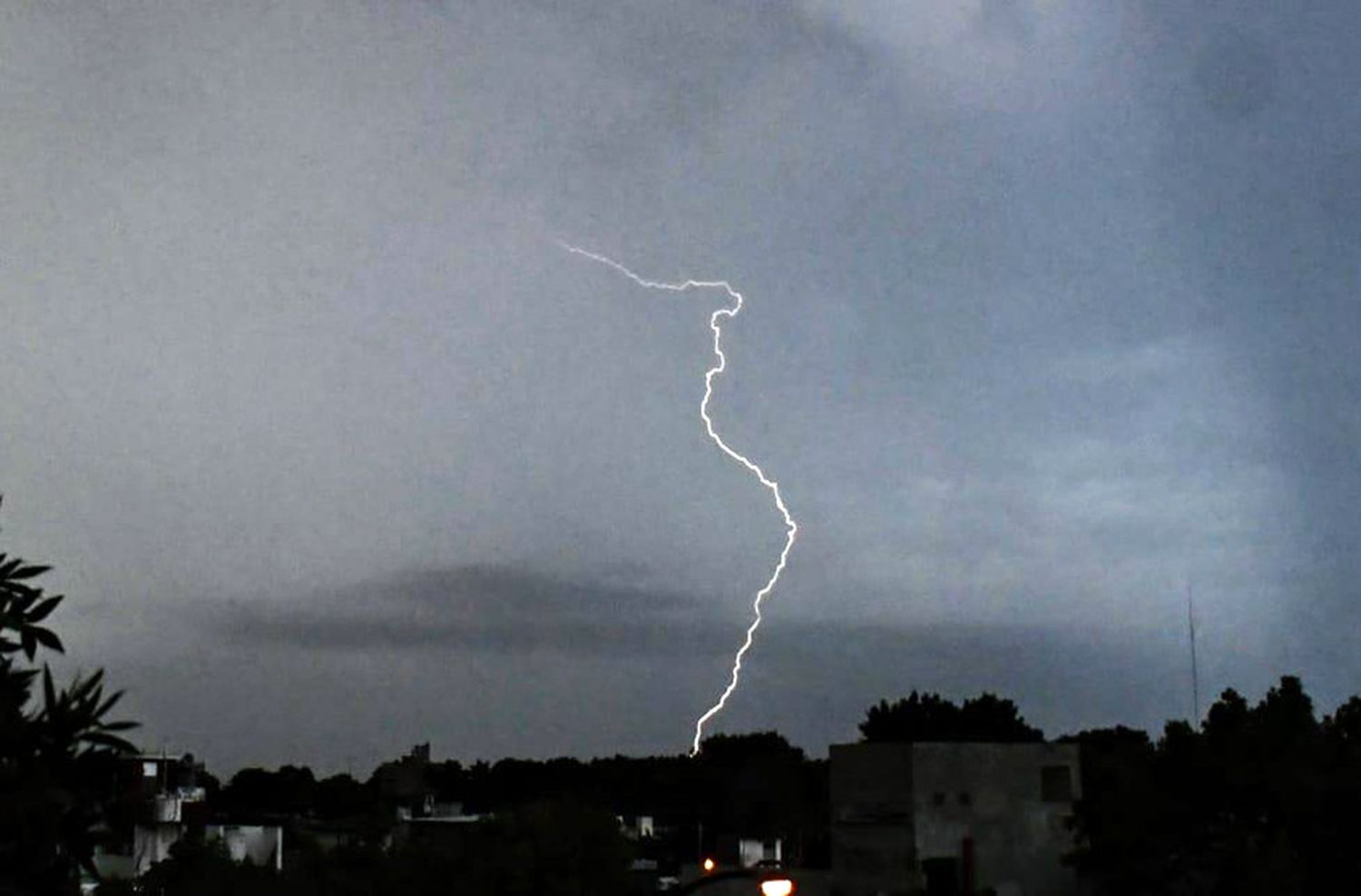 Domingo amenazante: alerta amarilla por tormentas fuertes que puede terminar con el calor y el humo