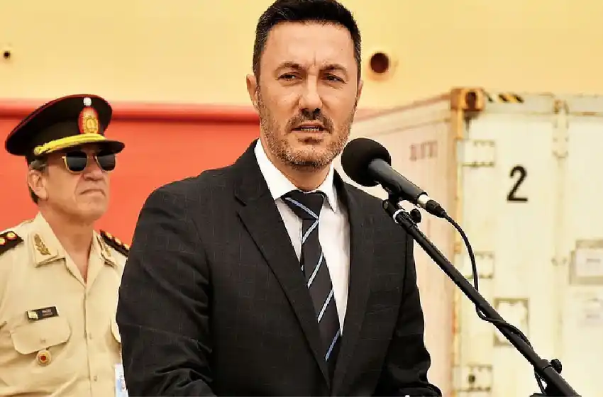 Luis Petri llega a Rosario para presentar el material de apoyo enviado por las Fuerzas Armadas