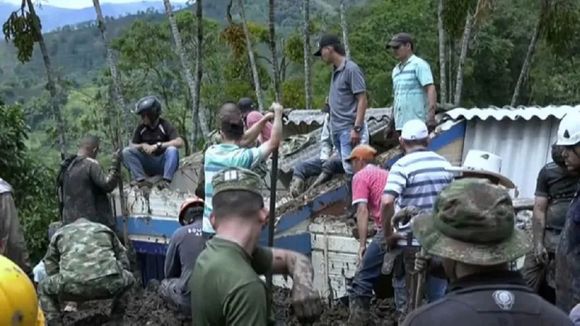 ¡DESLIZAMIENTOS EN COLOMBIA DEJAN 5 MUERTOS! Autoridades estudian nombrar escuela tapiada como camposanto