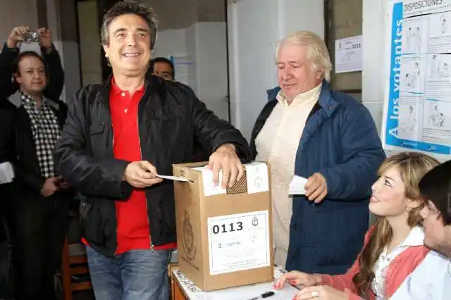 Elecciones 2013: "Nito" Artaza llamó a votar "sin miedo" y denunció "robo de boletas" en Corrientes