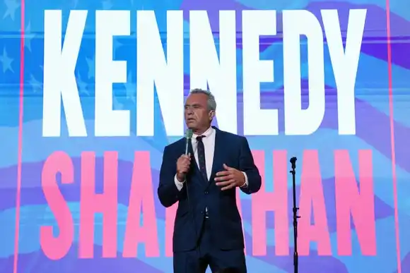 Robert F. Kennedy Jr. suspende su campaña a la Presidencia de EE.UU. y apoya a Donald Trump