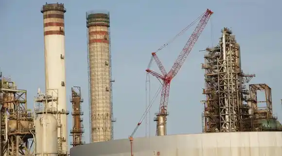 ¡ATENCIÓN! Llegó el petróleo liviano iraní para producir gasolina: Reuters