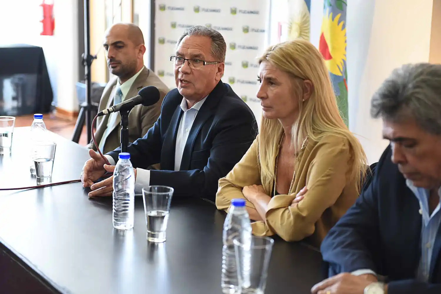 Amenazas de bombas: Descalzo se reunió con fiscales y representantes de escuelas