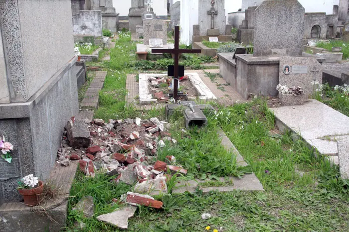 El abandono del cementerio es una falta de respeto