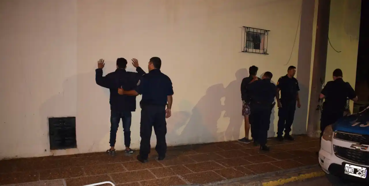 Un joven y un adolescente con sillas playeras en la madrugada