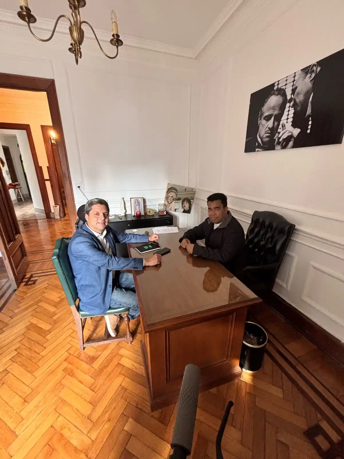 El padre Johannes, originario de Indonesia, junto a Federico Wals en Newstad.