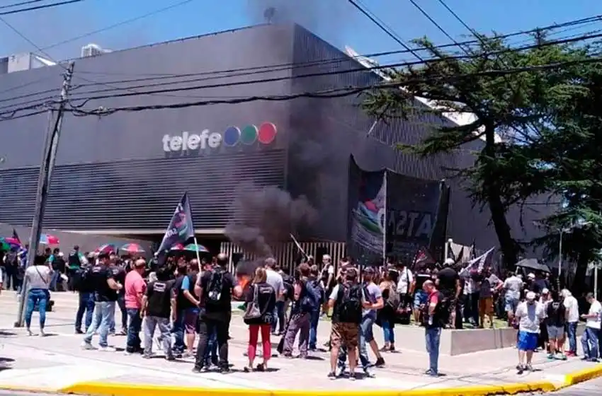 Paro sorpresivo en Telefe tras el despido de más de 100 trabajadores