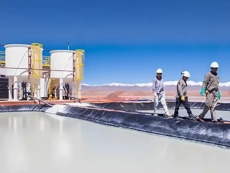 Con el nuevo régimen, se busca reducir más impuestos para atraer capitales en sectores estratégicos como litio, energía, tecnología y agroindustria, con el desafío de revertir el aumento del desempleo y la informalidad laboral.