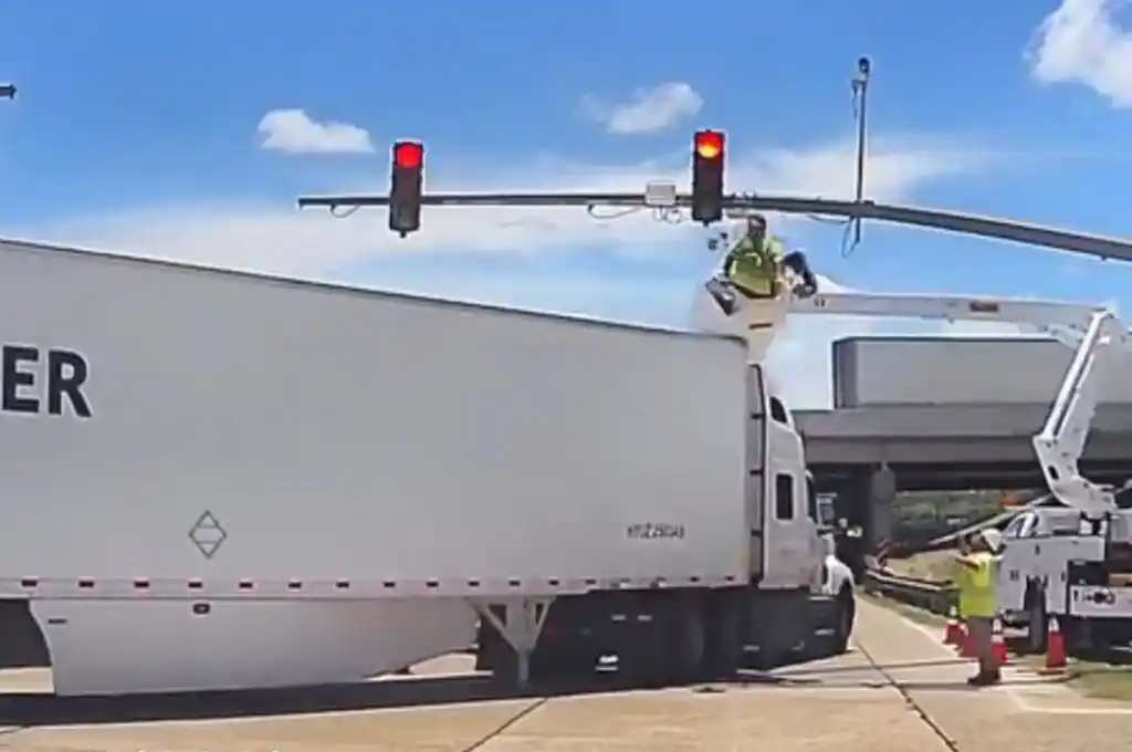 Obrero embestido por un camión