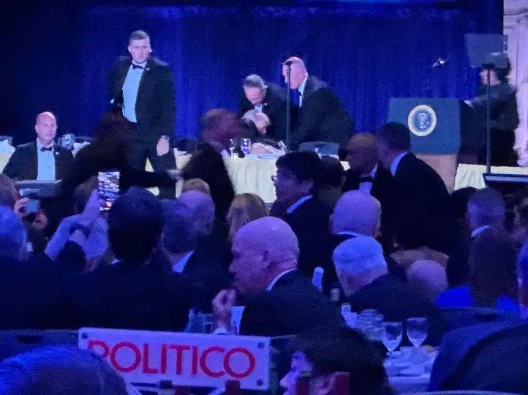 Una noche que debía ser protocolar y distendida terminó en pánico en Washington.