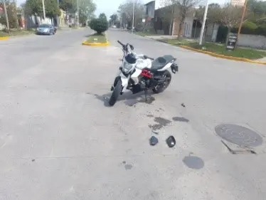 El choque se produjo en Avenida 11 de Septiembre y Ríobamba, el conductor de la moto fue trasladado al Hospital.