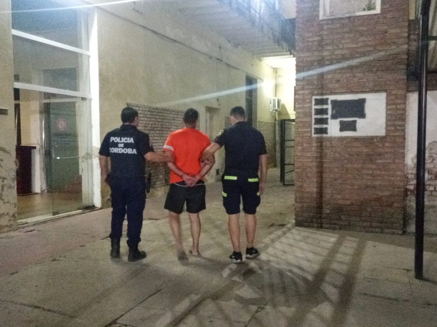Detienen a hombre que intentó ingresar a la fuerza a la casa de su expareja