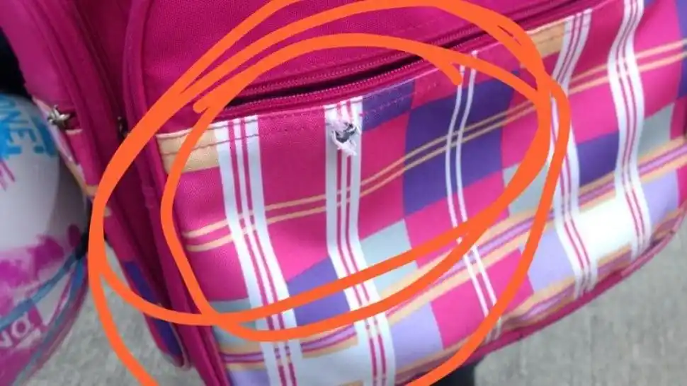 Disparan en una escuela y uno de los tiros impacta en la mochila de una niña