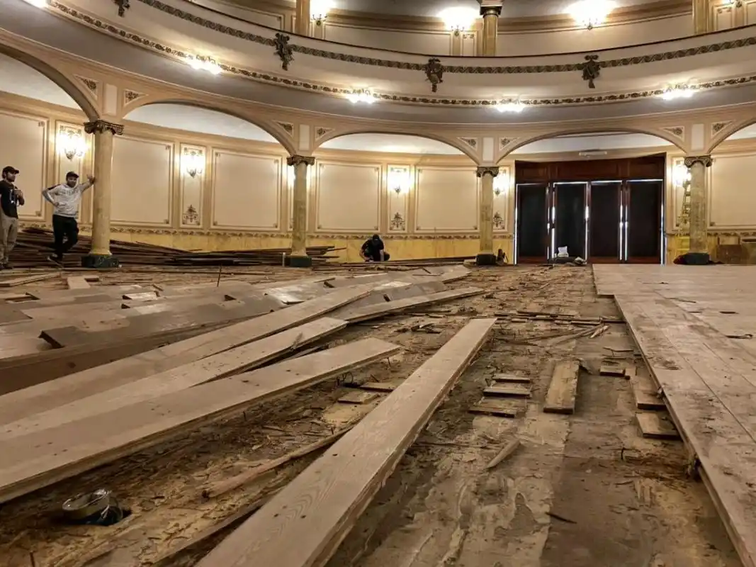 Comenzó la remoción del piso del Teatro Gualeguaychú para reparar toda la estructura