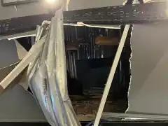 Rompieron el techo de una cafetería con una bolsa de arena arrojada desde un edificio