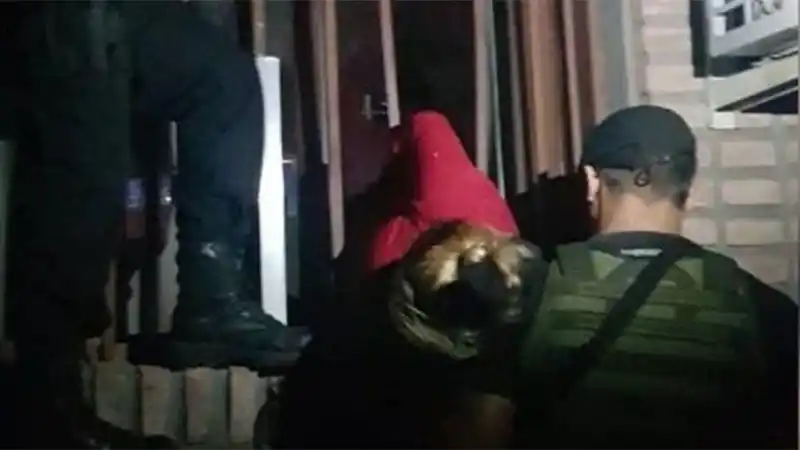 Insólito: una embarazada quiso robar en un club y quedó atrapada en una reja