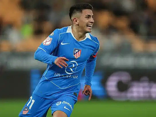 Thiago Almada festeja su gol.