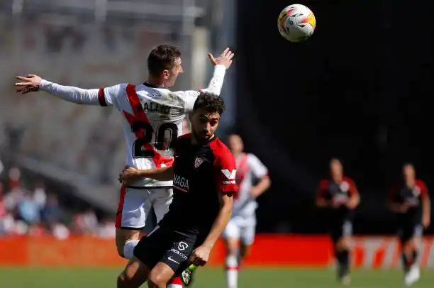 Sevilla se aleja del Real