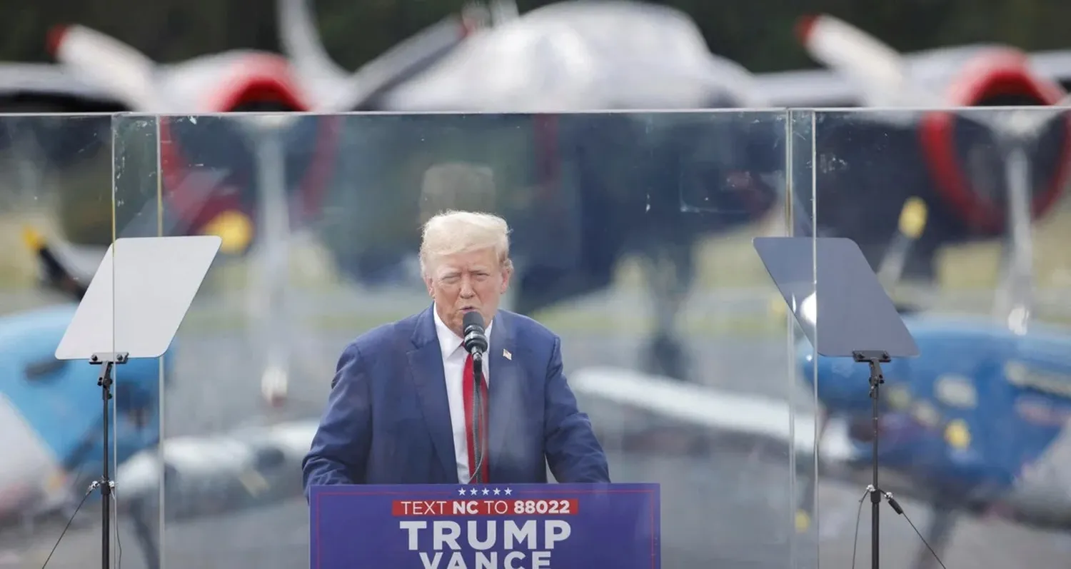 El candidato presidencial habla a la multitud desde un atril visiblemente protegido por dos grandes mamparas de cristal blindado. Reuters.