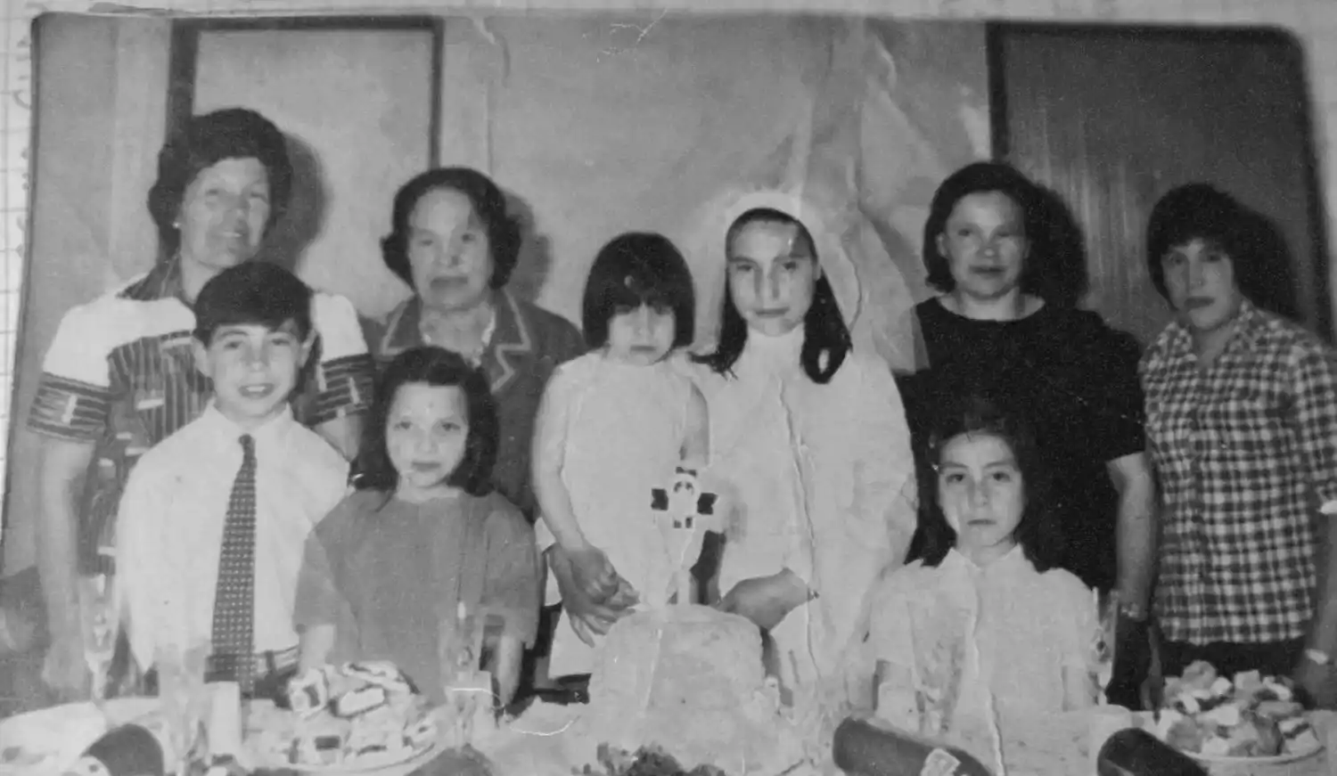 "La familia no siempre se hereda, a veces se construye con quienes eligen quedarse a tu lado".