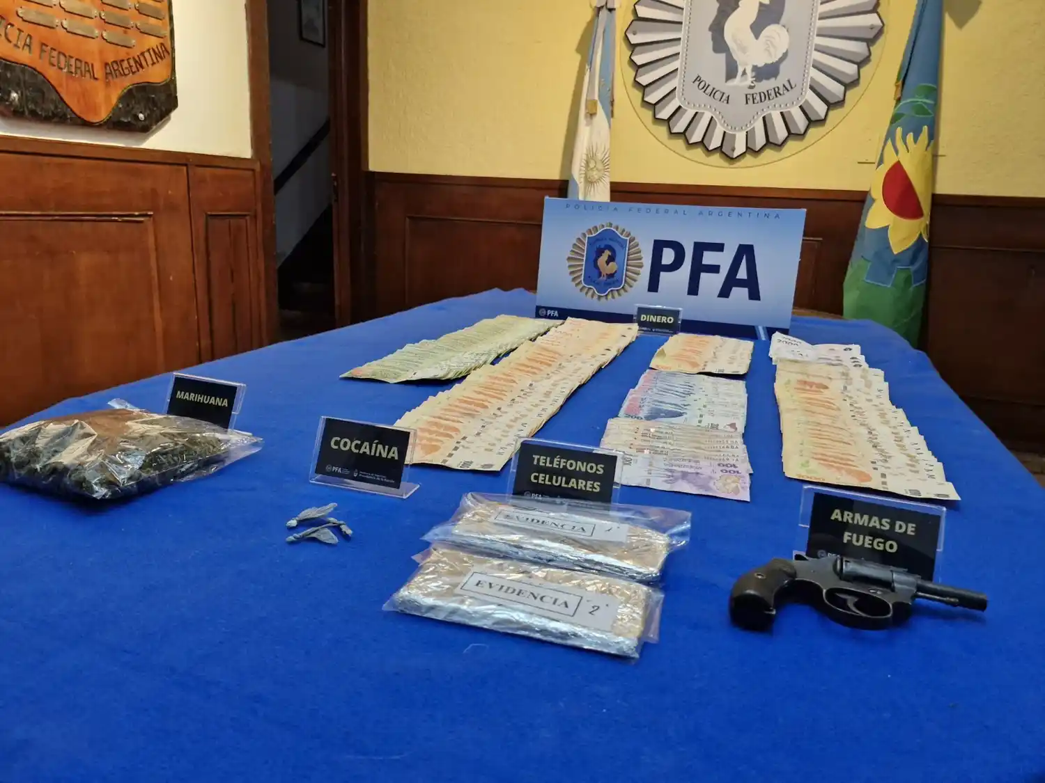 Droga, dinero y arma, elementos secuestrados.