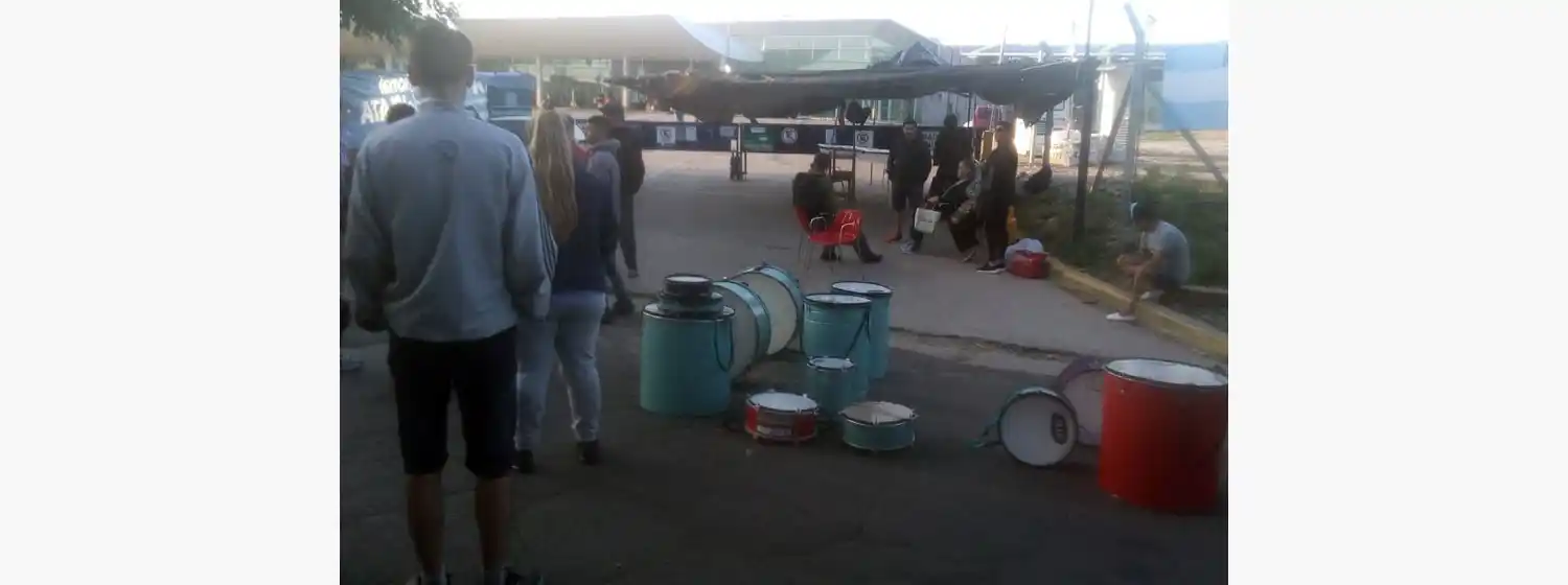 Maleteros bloquean acceso a la terminal de micros: reclaman la regularización laboral