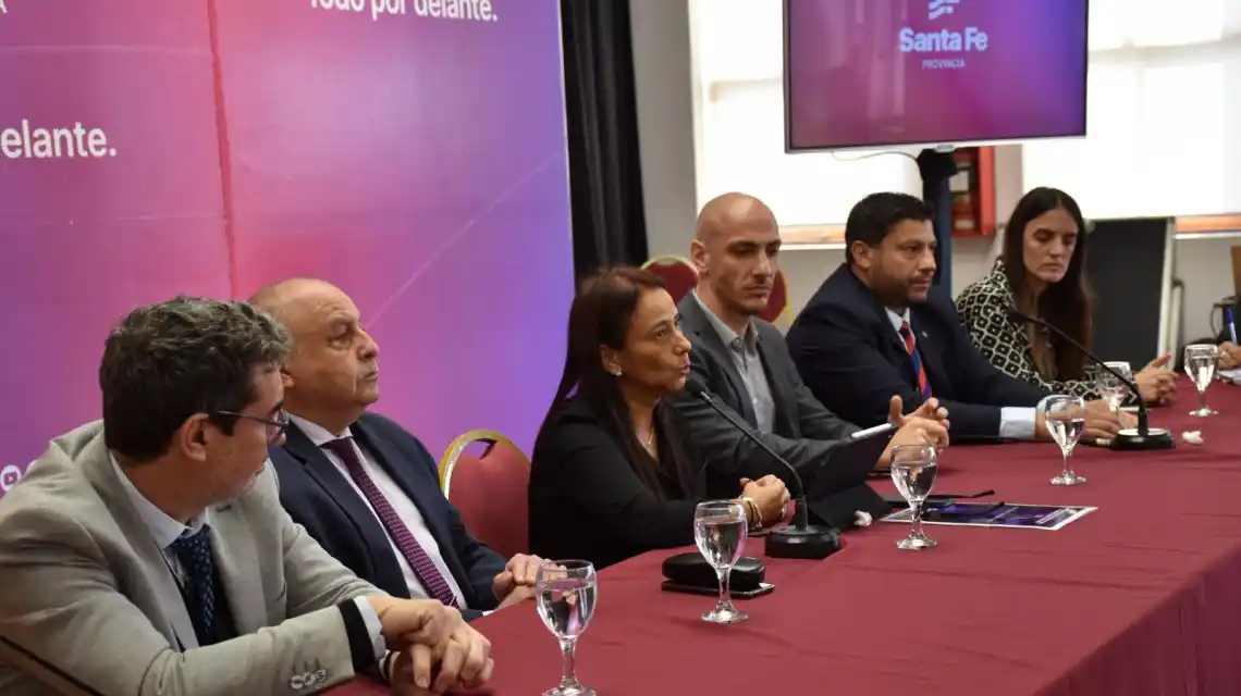 Funcionarios del Ministerio de Justicia y Seguridad del Gobierno de Santa Fe recibieron este lunes en Rosario a Claudia Carrasquilla Minami, concejal de Medellín y exfiscal y directora Contra el Crimen Organizado en Colombia.