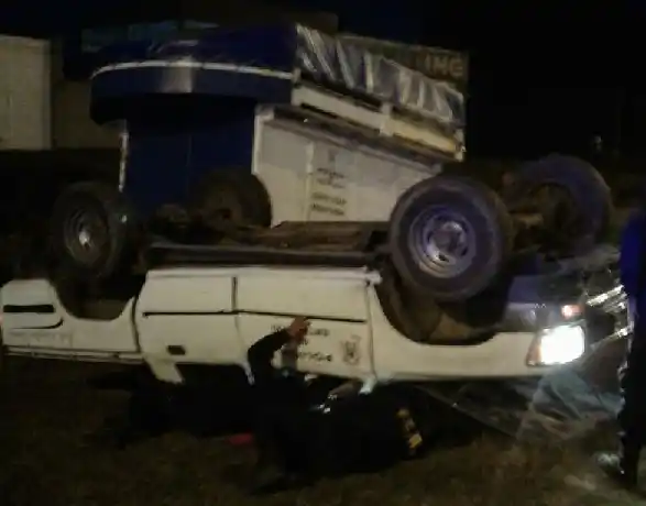Un patrullero que llevaba caballos volcó en el acceso sur