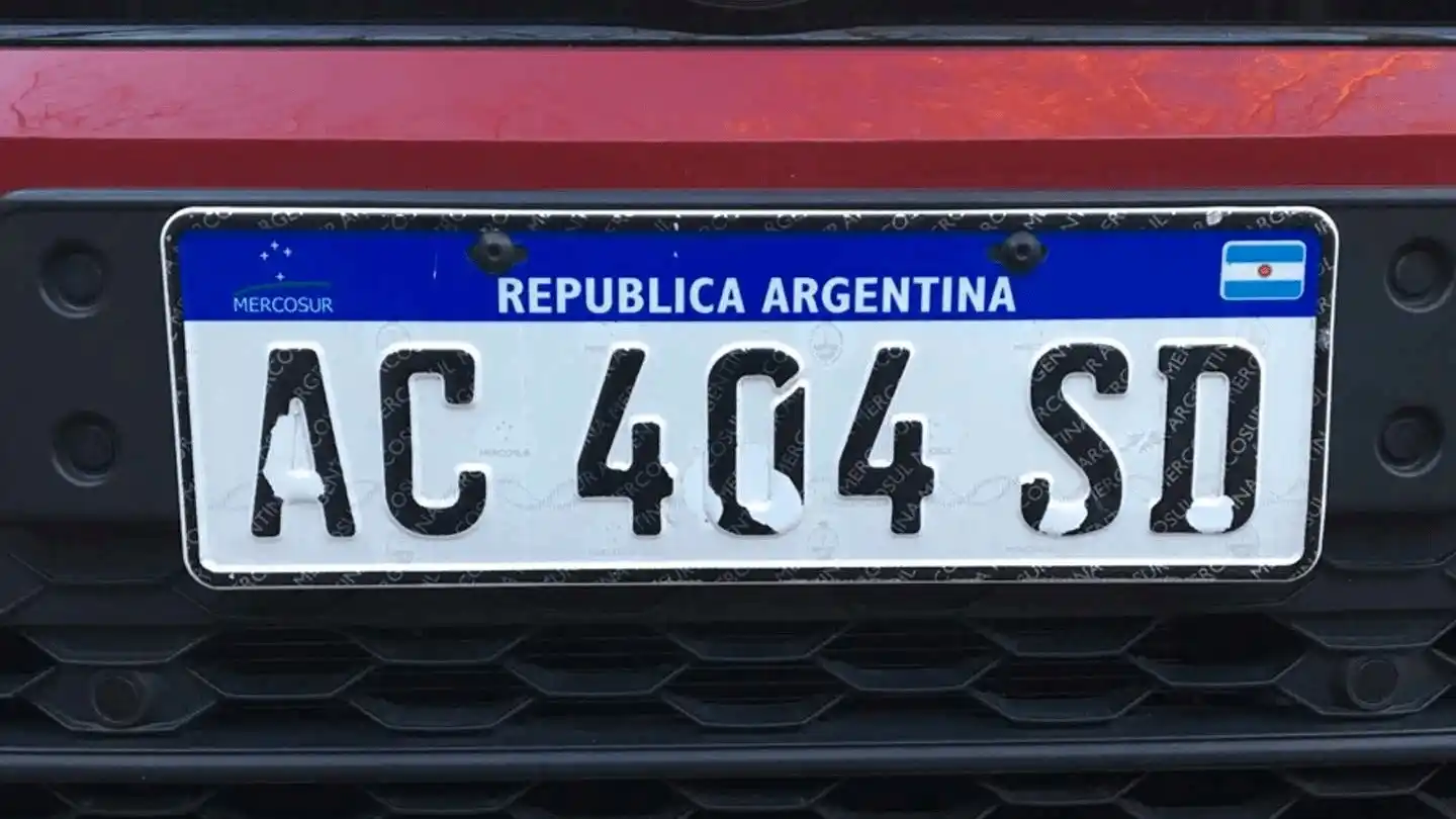 Patentes ilegibles: cuándo es una falla de fábrica y cuándo una "avivada" que puede costar hasta $1,8 millones