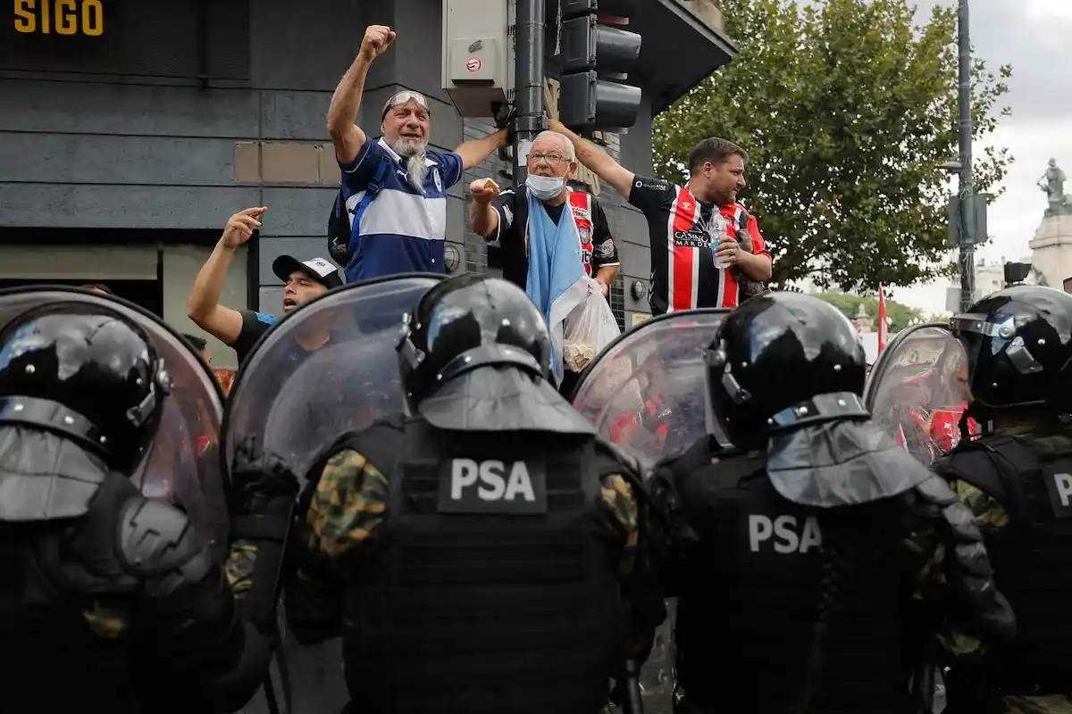Los hinchas y las fuerzas de seguridad durante la marcha de jubilados en el Congreso.