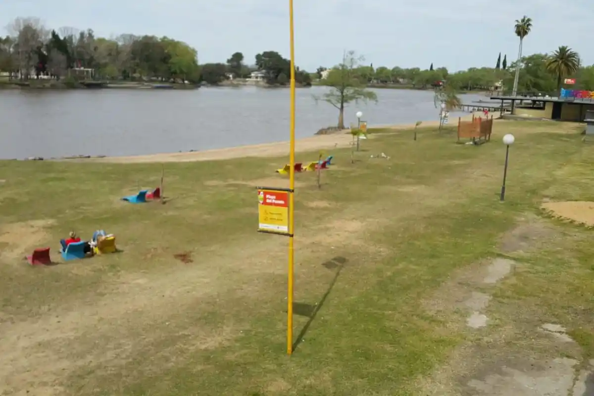  El Municipio comenzó con las tareas de limpieza de la Playa del Puente