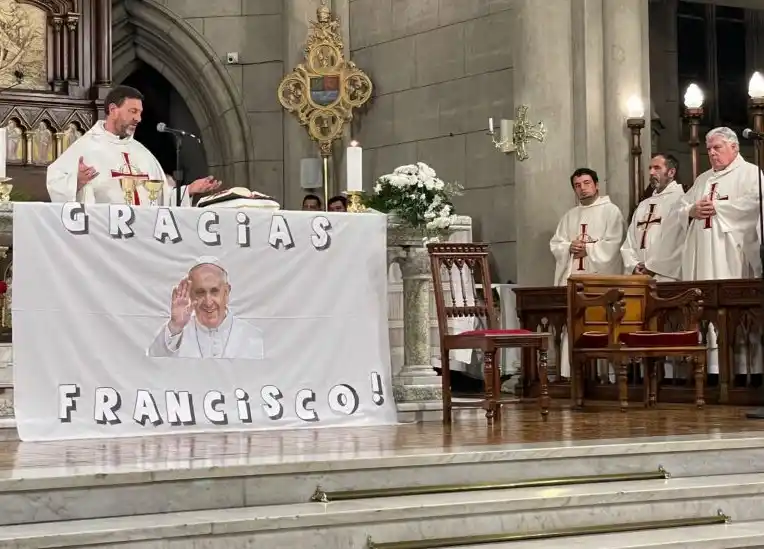 La misa fue presidida por el vicario general, presbítero Hernán David, con la participación de sacerdotes, fieles y autoridades locales.