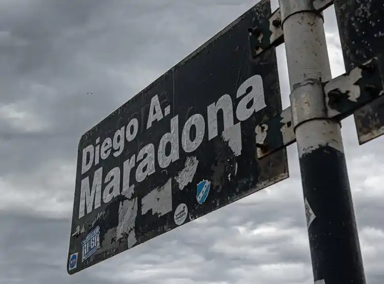 La equina de San Martín y la costa ahora se llama La Scaloneta y Maradona.