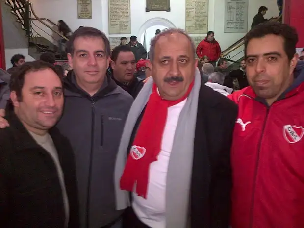 La “Peña Roja” estuvo presente en la elección en Independiente 