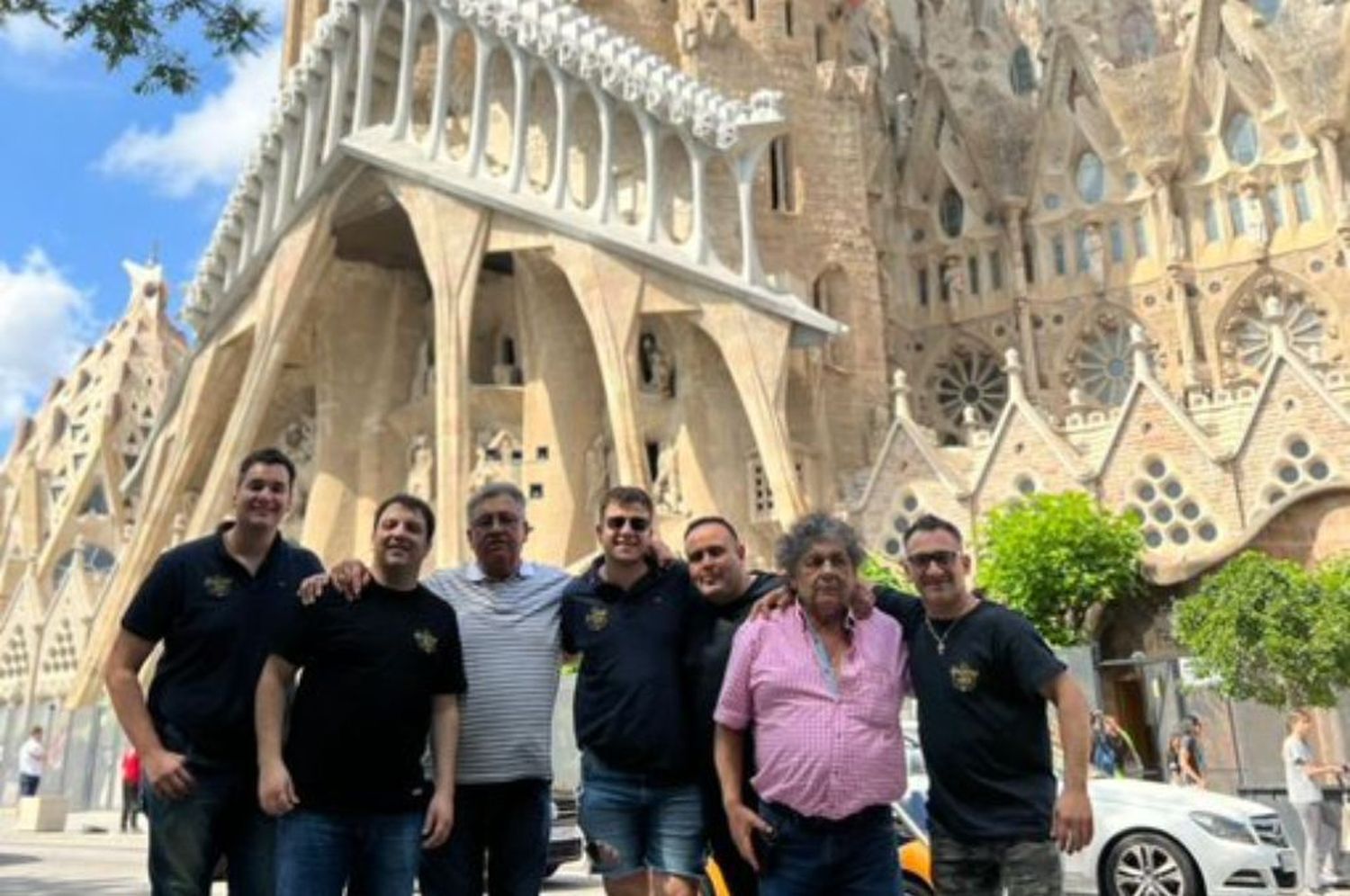 Video: Los Palmeras cantaron “Soy Sabalero” frente a la Catedral de Barcelona