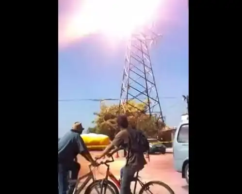¡Terrible! Acrobacias que terminaron con el protagonista electrocutado 