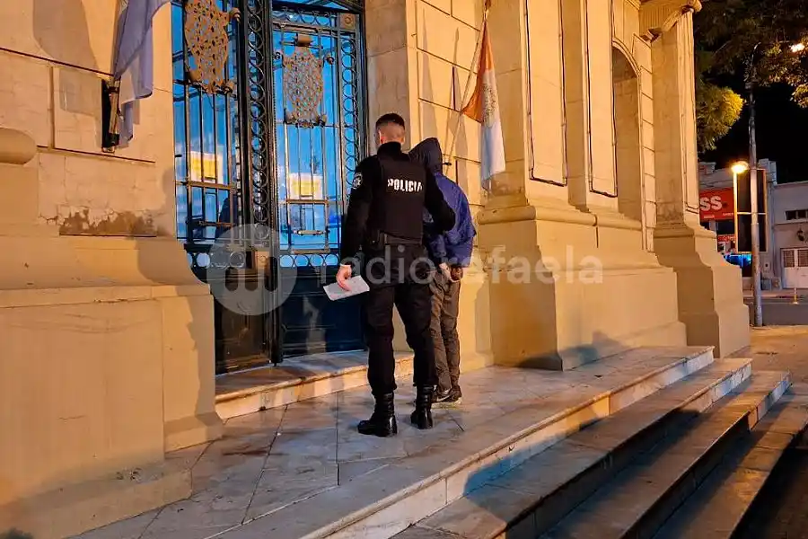 Saltó por la ventana, se metió a la casa de su ex y le robó el celular