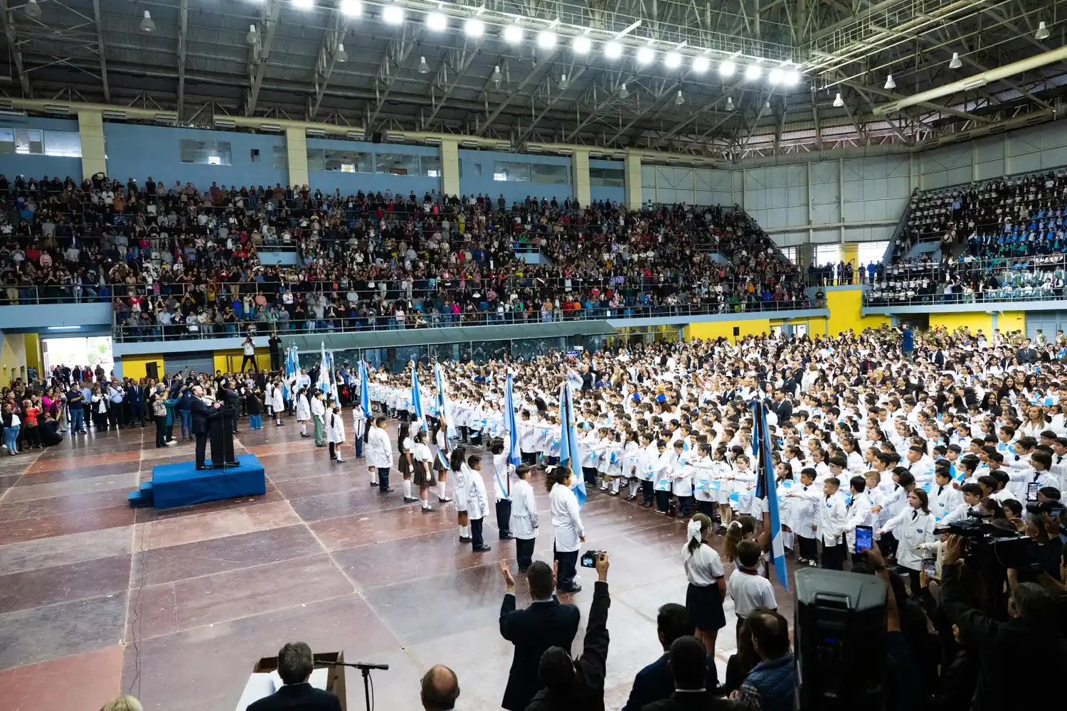Insfrán encabezó la emotiva promesa de lealtad a la bandera provincial