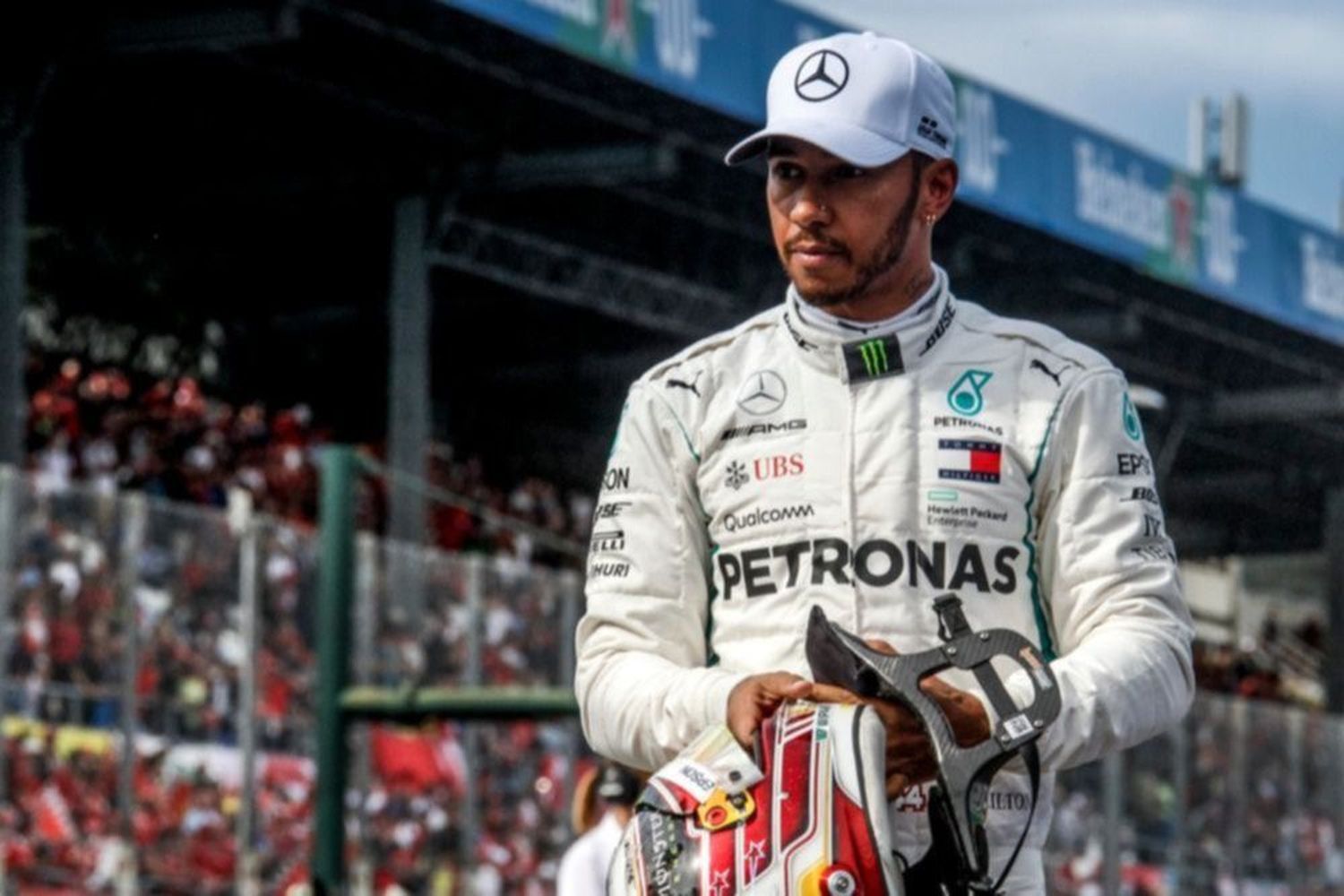 Lewis Hamilton y su casco futurista para el Gran Premio de Japón