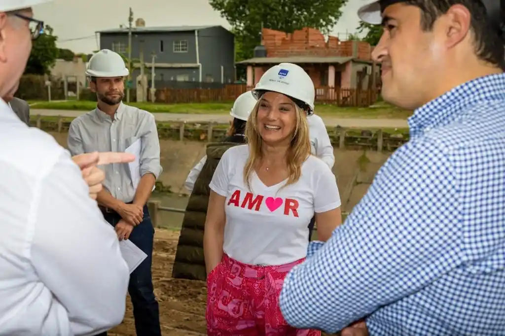 La presidenta de AySA, Malena Galmarini, recorrió obras de cloacas para 13.200 habitantes de Tigre
