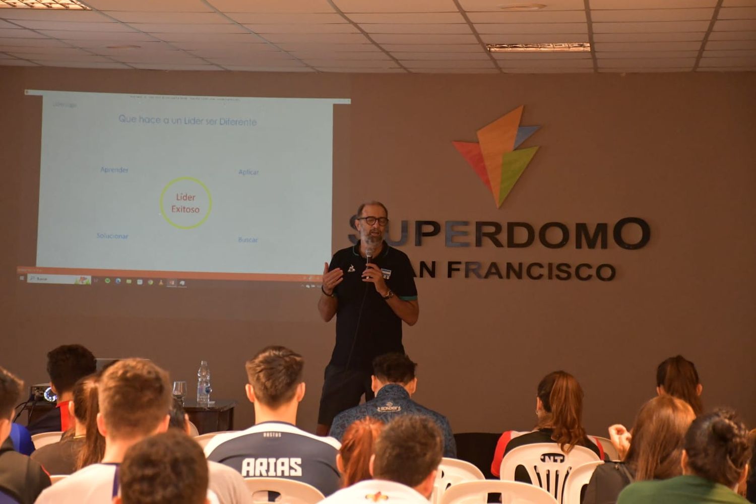 Daniel Castellani, en plena capacitación, durante las charlas ofrecidas en el Superdomo