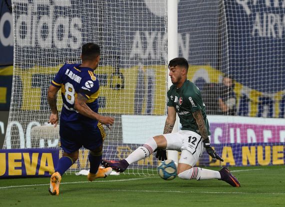 Boca lo ganó con dos apariciones de Cardona