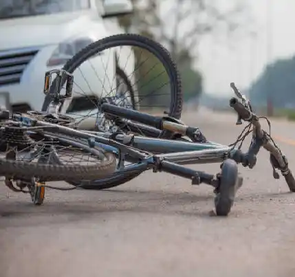 Abrió la puerta del auto sin mirar por el espejo e hizo caer a una mujer en bicicleta que fue trasladada al Hospital