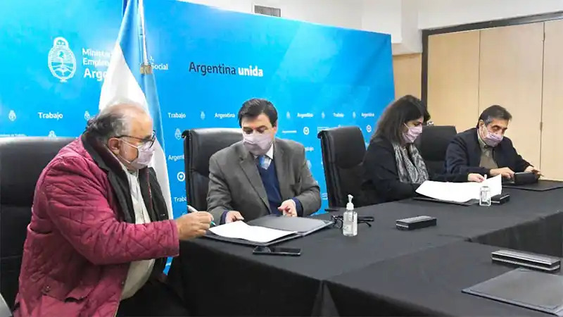 El Gobierno acordó un aumento salarial de 35% para estatales nacionales