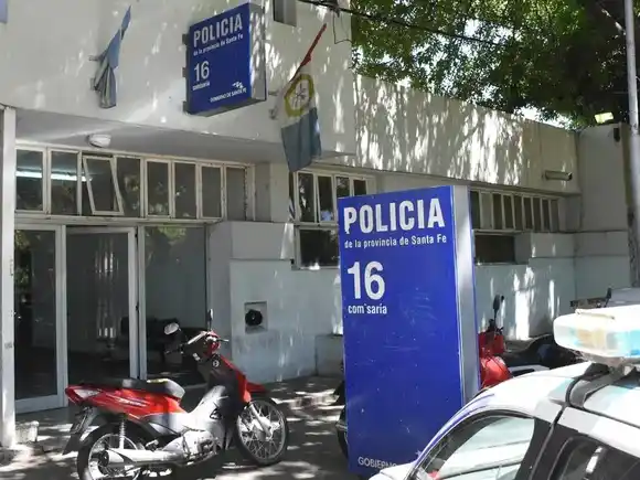 Tensión en la comisaría 16ª: reclusos prendieron fuego colchones y hubo cuatro afectados por monóxido de carbono