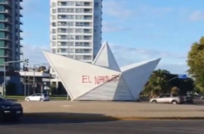 Vandalizaron El Barquito de Papel: le pintaron «El Narquito» con aerosol rojo