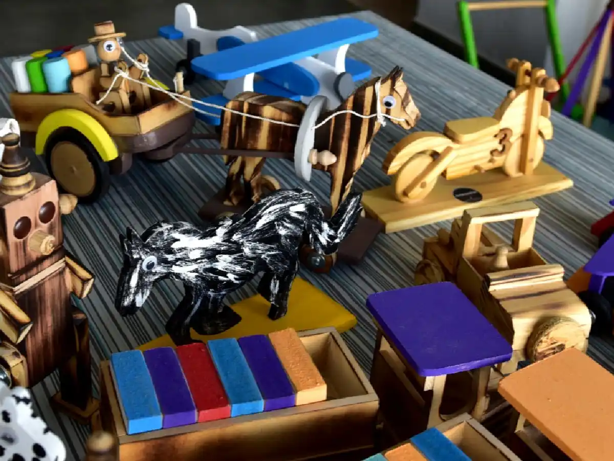 Víctor Combina: de empresario a  artesano de juguetes de madera       