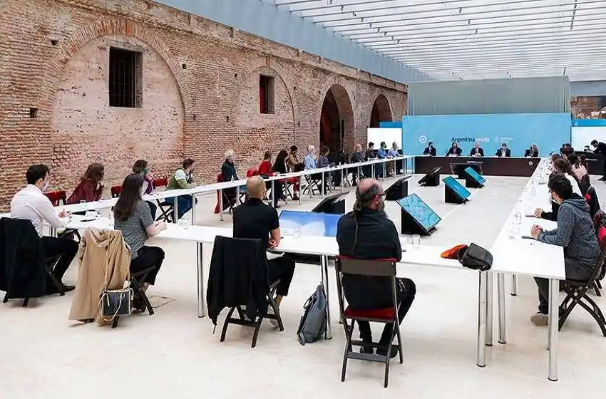 Fernández reconoció la labor de los científicos durante la pandemia: «Son un orgullo para el país»